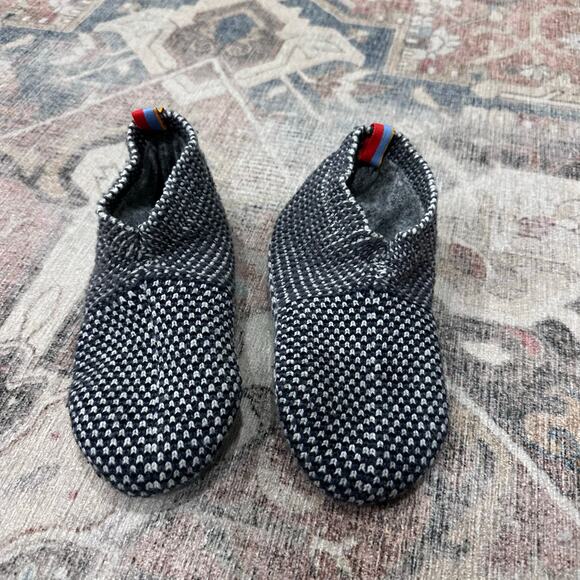 Bombas Youth Size 1-5 Textured Gripper Slippers - Picture 4 of 4